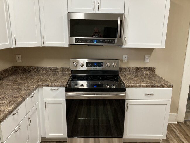 Range/oven and large microwave - 1419 N Hamilton Ave