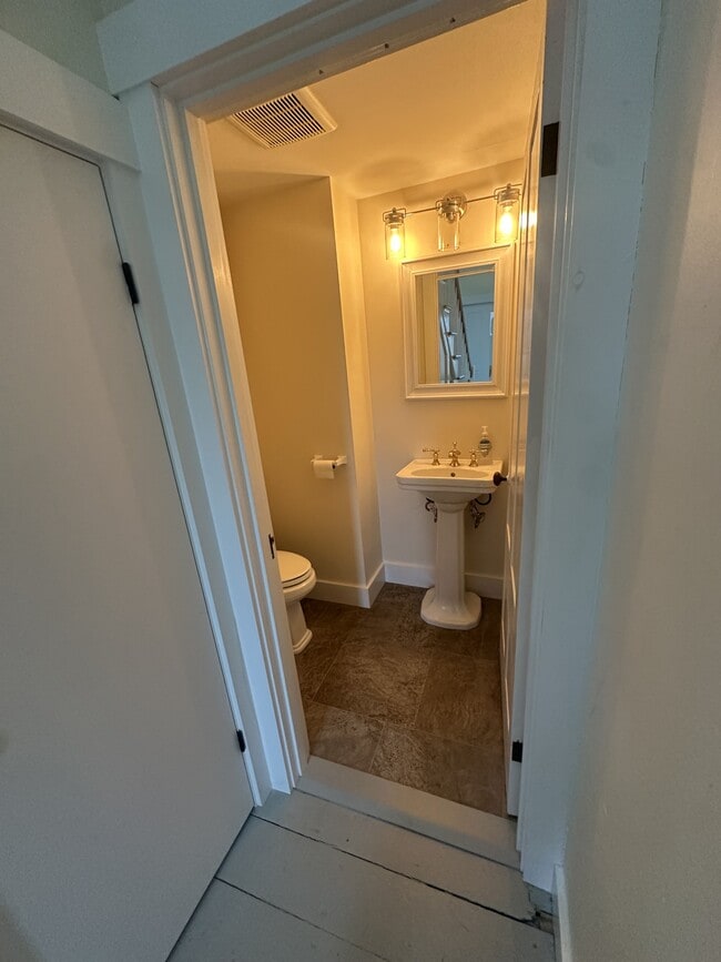 Building Photo - 799 River Rd