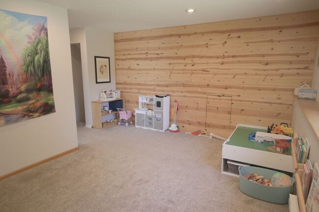Building Photo - Spacious 5-bedroom, 3-bathroom modern home...