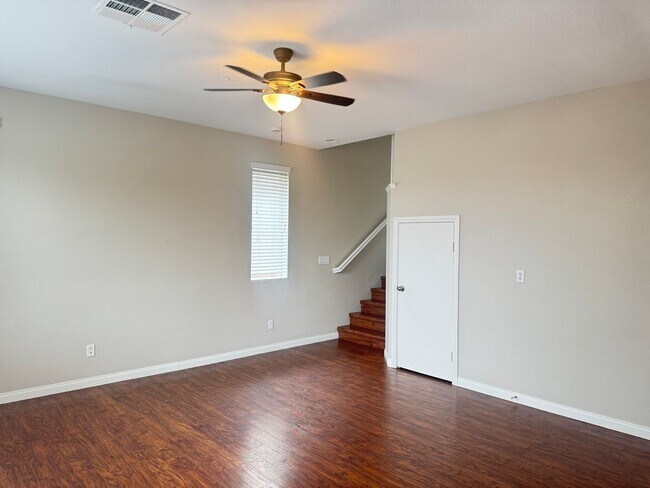 Building Photo - Adorable 3-Bed, 3-Bath Home in Gated Commu...