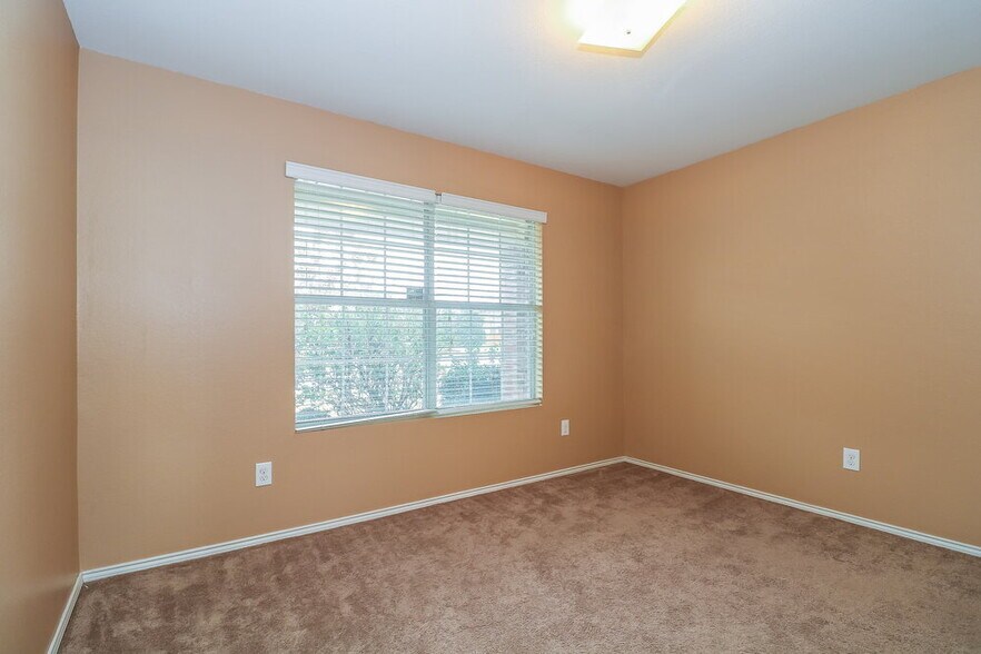 Building Photo - 10001 Chrysalis Dr