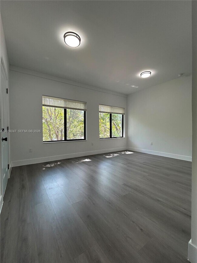 Building Photo - 638 SW 21st Ave