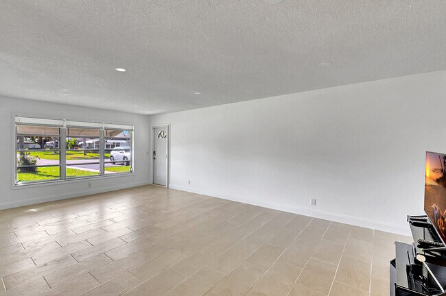Building Photo - 735 North Dr