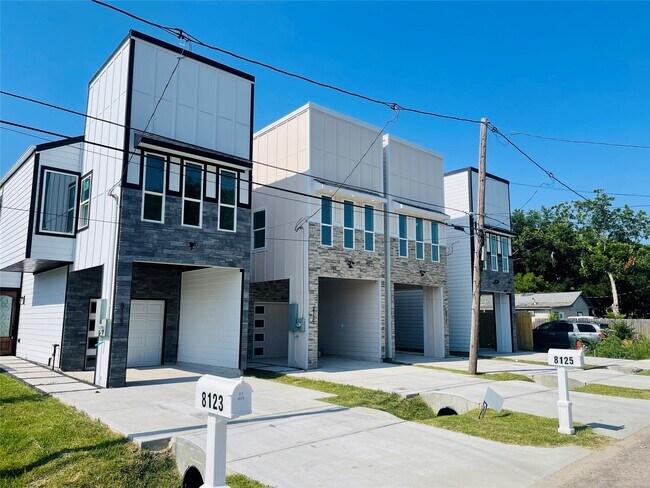 Building Photo - 8123 St Louis St