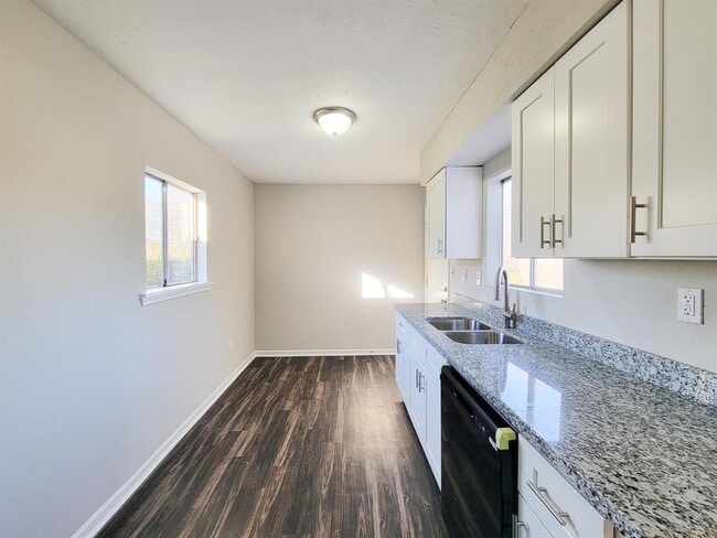 Building Photo - 4119 Holloway Dr