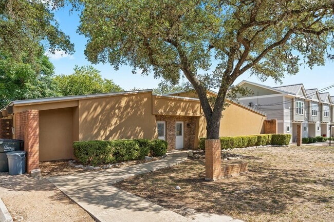 Primary Photo - Walk to campus, Walk downtown, Shared Fenced Yard and Courtyard, Flat Rate Utilities!