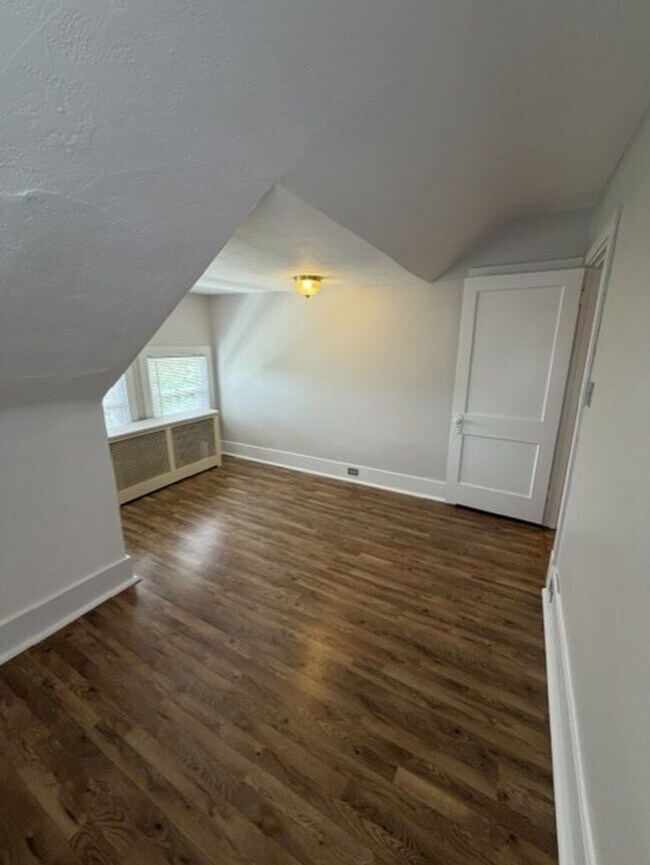 Building Photo - 256 Mabrick Ave