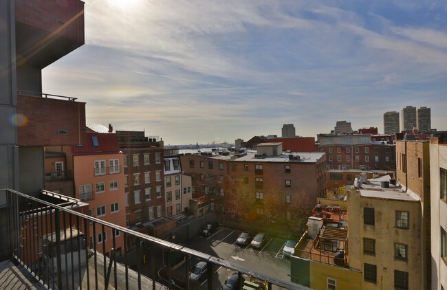 Building Photo - Charming Old City Apartments