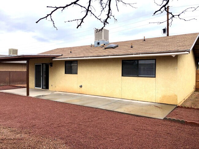 Building Photo - Cute 2 Bedroom Home w/ Garage Near Golf Course! *HOME IS CURRENTLY OCCUPIED, PLEASE DO NOT DISTUR...