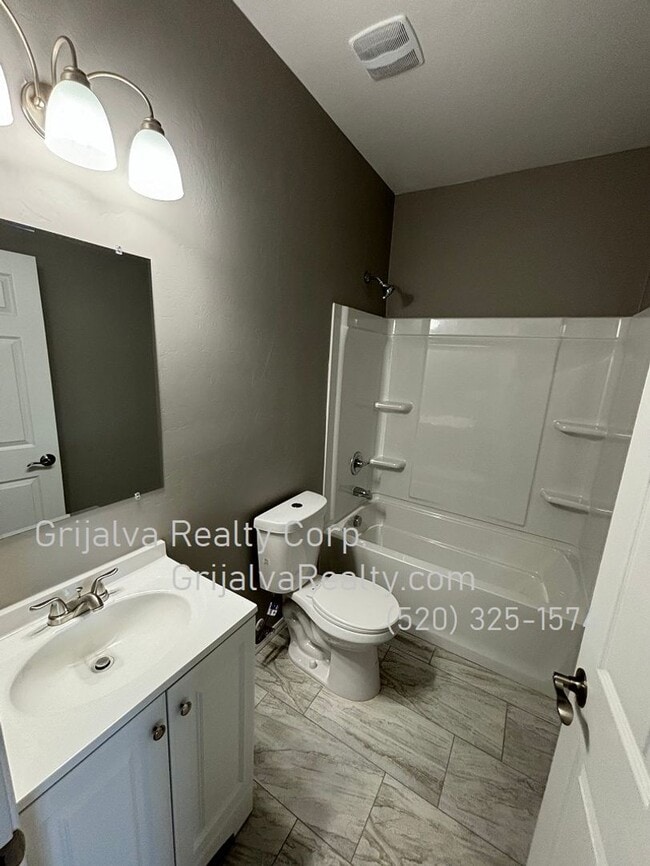 Building Photo - 2750 La Verne Ave N