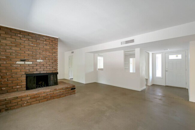 Building Photo - 5-Bedroom Tempe Home with Private Pool & Prime ASU Proximity