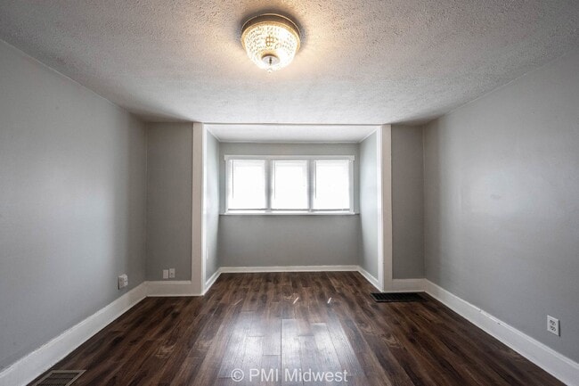 Building Photo - Charming 2 Bed Duplex in Indianapolis with Spacious Layout and Prime Location!