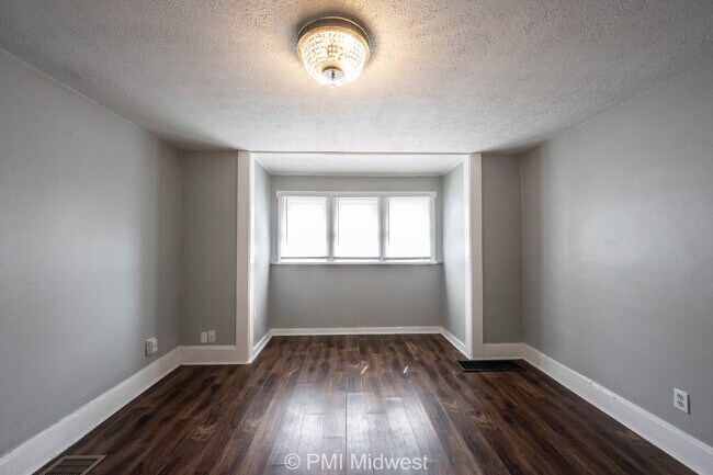 Building Photo - Spacious 2 Bedroom, 1 Bathroom Two-Story Duplex!