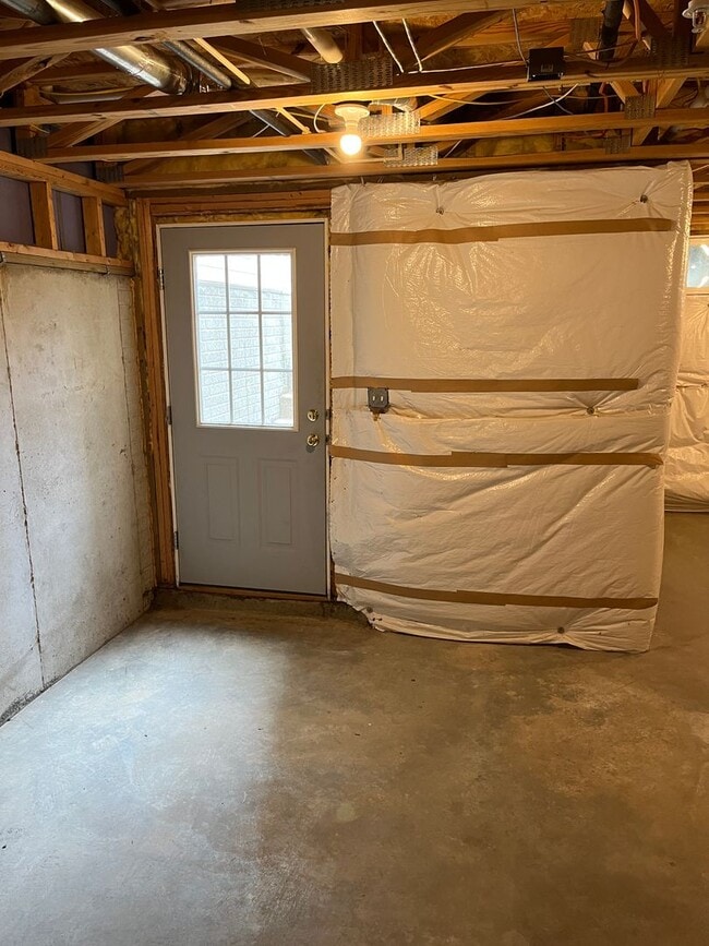 Building Photo - 3BR Townhome in Abingdon: Deck, Assigned Parking, Pool, Gym + W/D