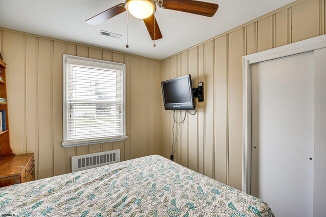 Building Photo - 200 N Essex Ave