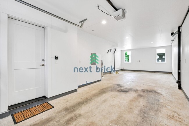 Building Photo - 2 bed and 2.5 bath Modern Townhome Downtow...