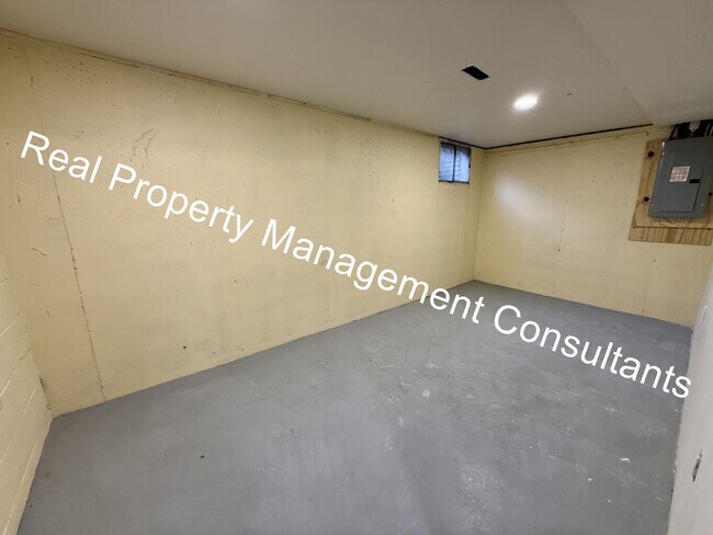 Building Photo - Updated 3-Bedroom Townhome Live Deposit Free with Obligo