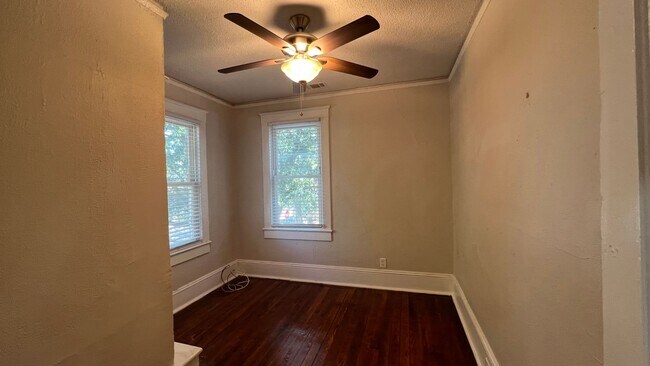 Building Photo - Renovated larg single family home! 2,200+ sf