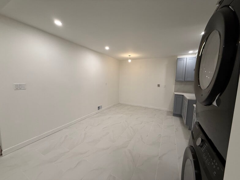 Building Photo - 476 Willow Rd W