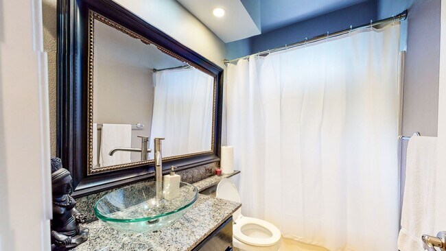 Building Photo - Fantastic 2 bed / 2 bath Condo in Huntingt...