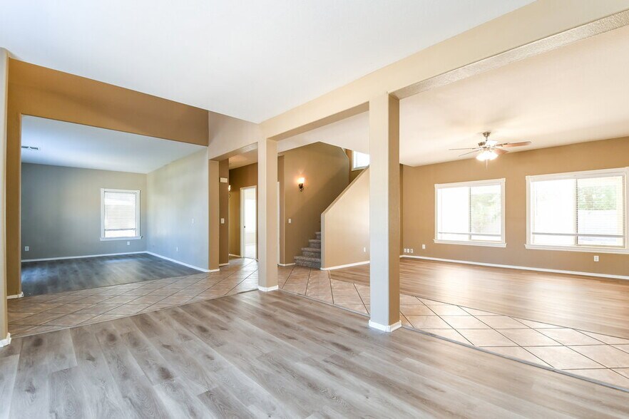 Building Photo - 1081 E Horseshoe Dr