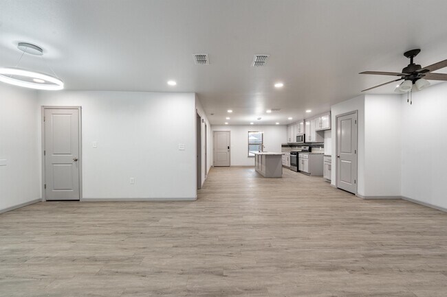 Building Photo - 5612 Kemper St