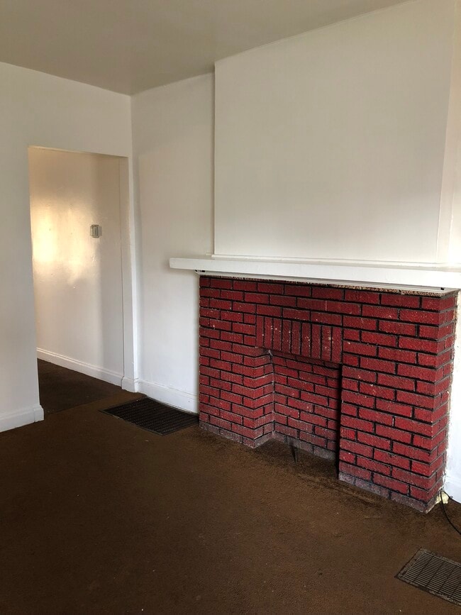 Building Photo - 810 Leona Ave