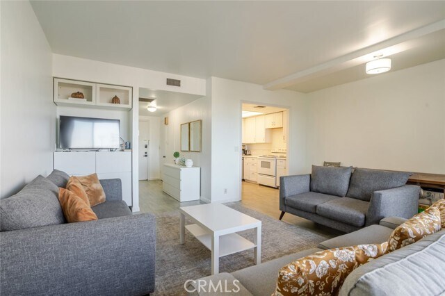 Building Photo - 321 S San Vicente Blvd