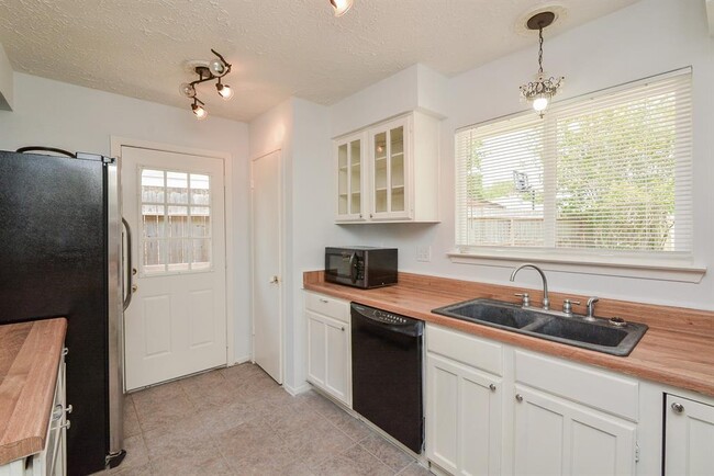 Building Photo - 15702 Timber Rock Dr