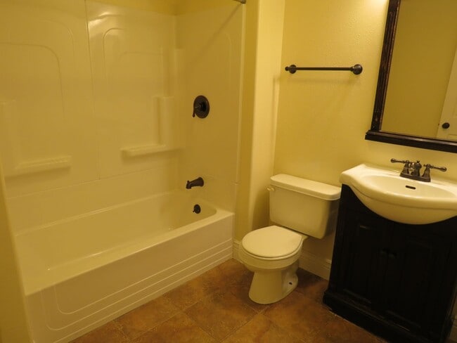 Building Photo - 5 Bed/ 3 Bath/ 3 Car Garage Gorgeous Executive Home in Coveted Castlewood Subdivision