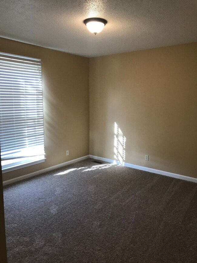 Building Photo - 3 Bedroom Home with Bonus Room For Rent!