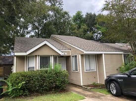 Building Photo - 14216 Woodlands Dr