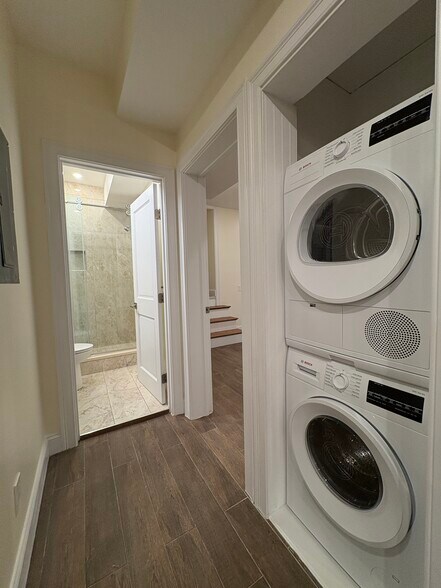 Building Photo - 1614 Beacon St