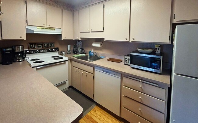 Building Photo - 2 Bedroom in a beautiful woodsy location!