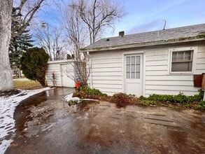 Building Photo - Studio Apartment Off of Federal Way