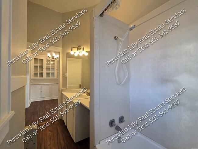 Building Photo - 305 E 7th St