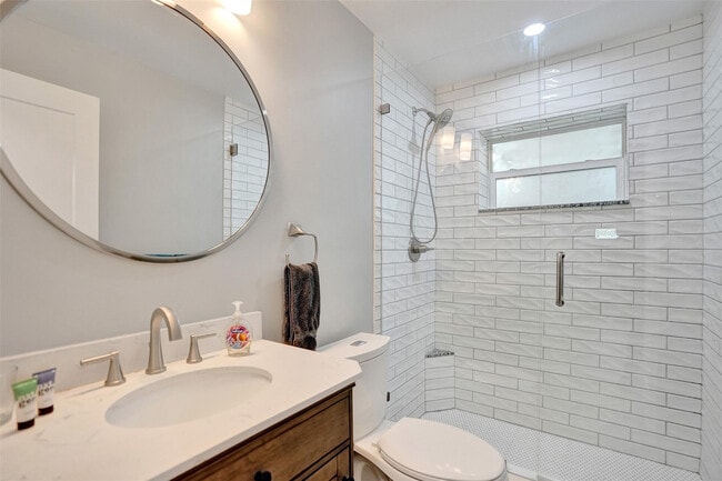 Building Photo - 901 SE 14th Ct