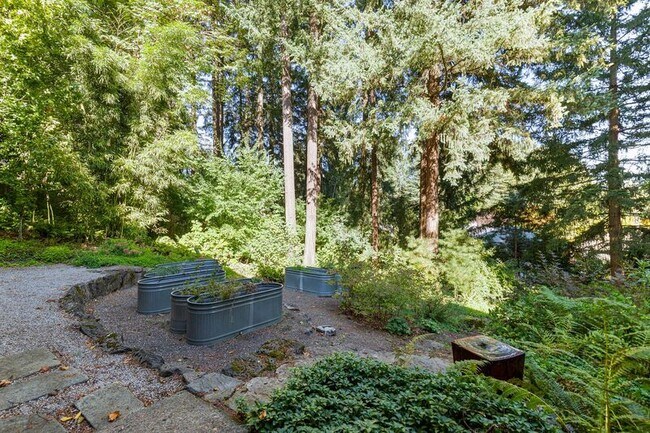Building Photo - 2640 SW Vista Dr