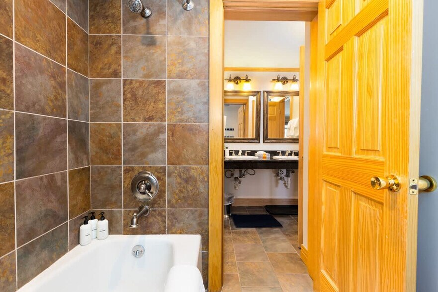 Building Photo - 535 South Park Avenue