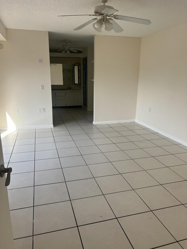 Building Photo - 1009 10th Ln