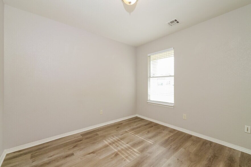 Building Photo - 1101 Edinburg Dr