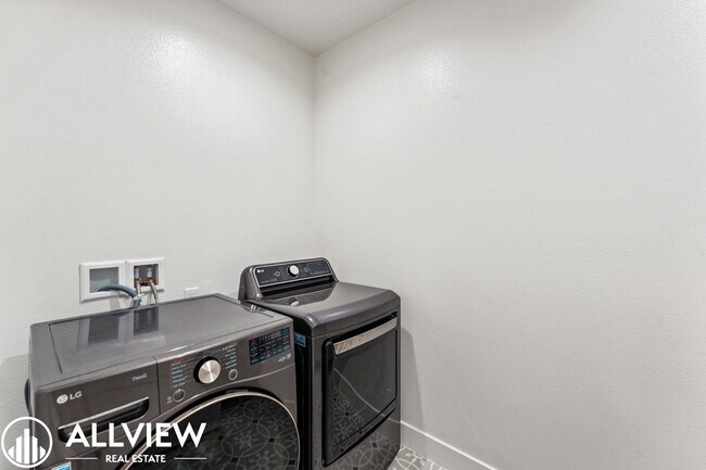 Building Photo - *Limited Move In Special! $1,000 Off First...
