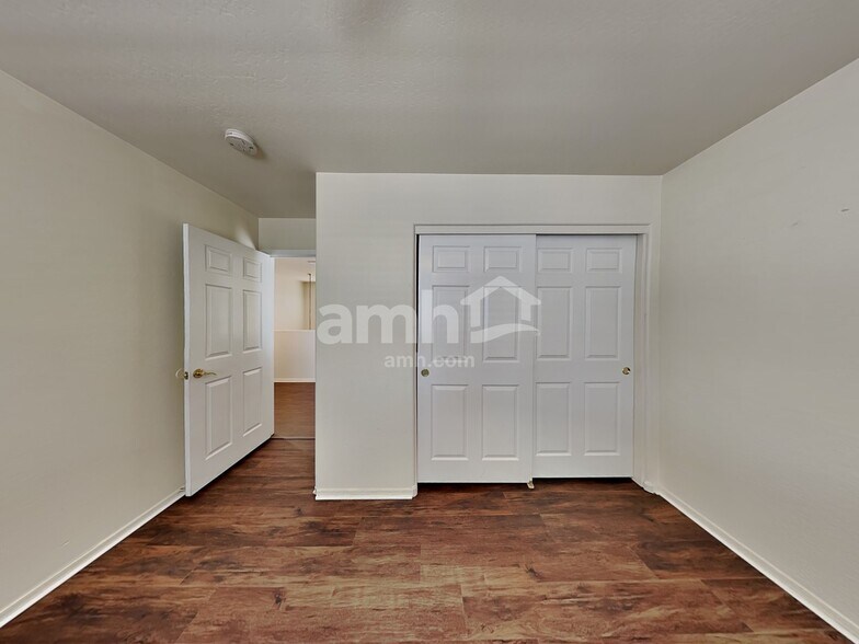 Building Photo - 2827 S 74th Dr