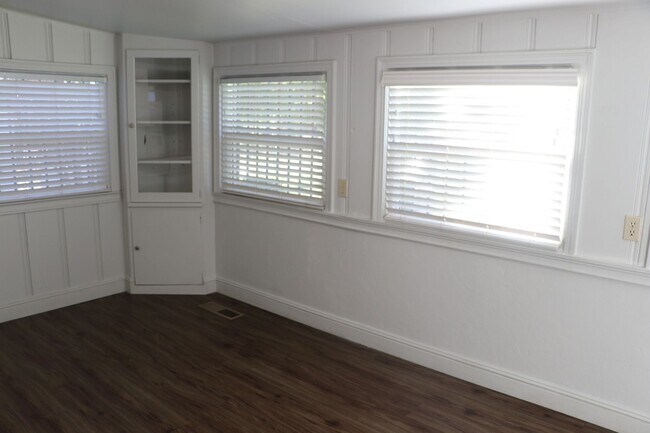 Building Photo - 3214 S Leonard Ave