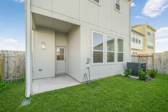 Building Photo - 11407 Blossom Sq St