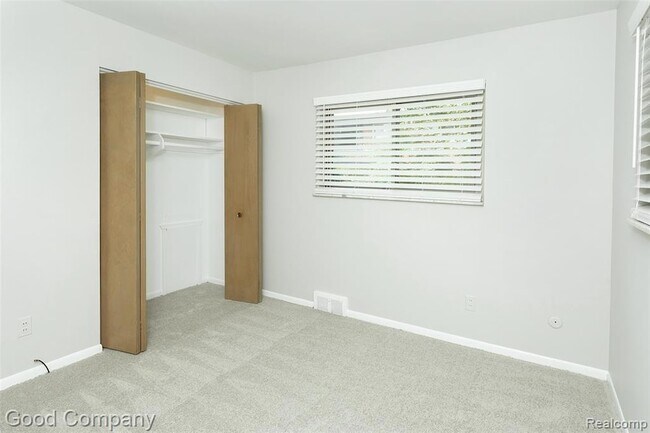 Building Photo - 946 N Adams Rd