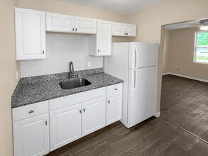 Building Photo - Studio Apt. Near Downtown Tavares! Second ...