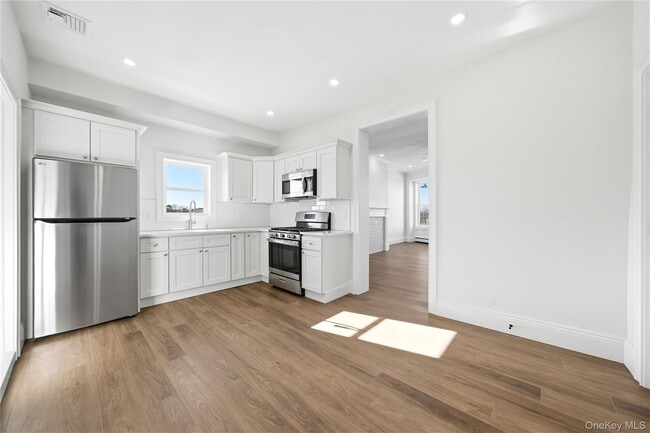 Building Photo - 13 W Hoffman Ave