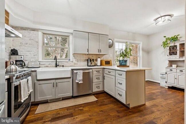 Building Photo - 215 Commons Dr NW