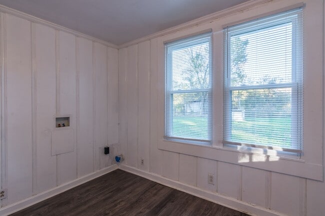 Building Photo - G TEAM - FOR LEASE - Quaint, Private Farmhouse